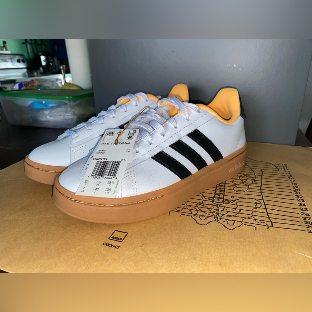 Adidas women’s tennis shoes size 7